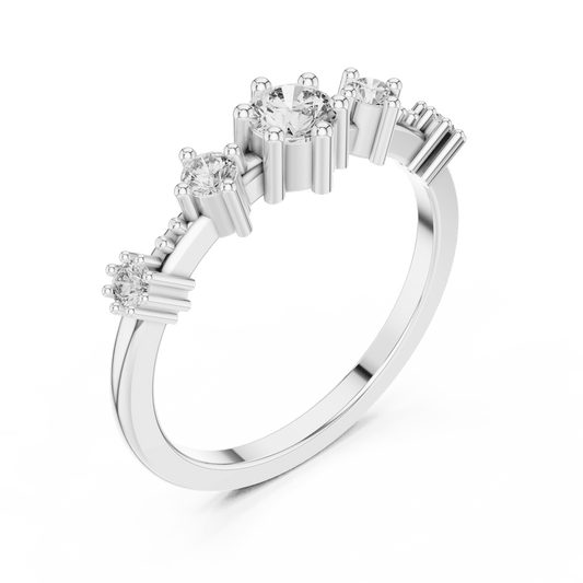 Diamond ring with graduated stones on side bands
